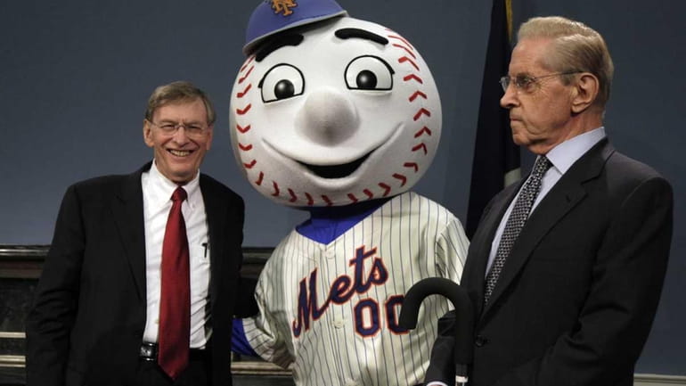 Major League Baseball Commissioner Bud Selig, left, and New York...