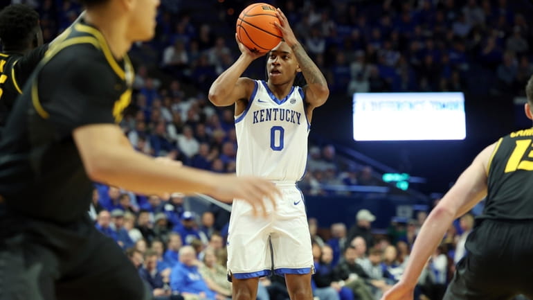 Kentucky's Rob Dillingham (0) shoots ine the middle of the...
