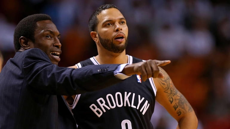 Deron Williams talks with Avery Johnson during a game against...