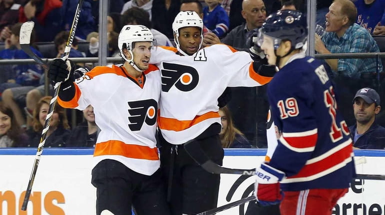 Wayne Simmonds #17 of the Philadelphia Flyers celebrates his second...
