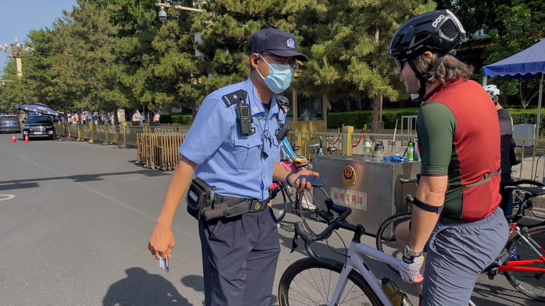 A foreigner on a bicycle talks to a police officer...