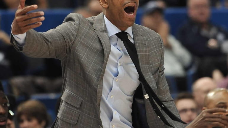 Connecticut head coach Kevin Ollie reacts during the first half...