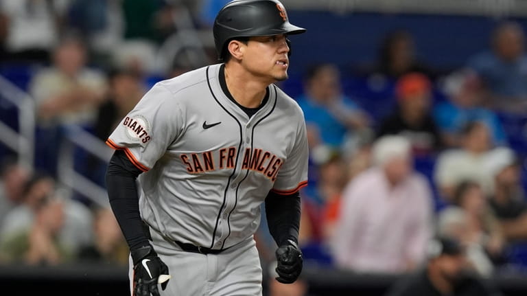 San Francisco Giants Wilmer Flores hits a single to center...