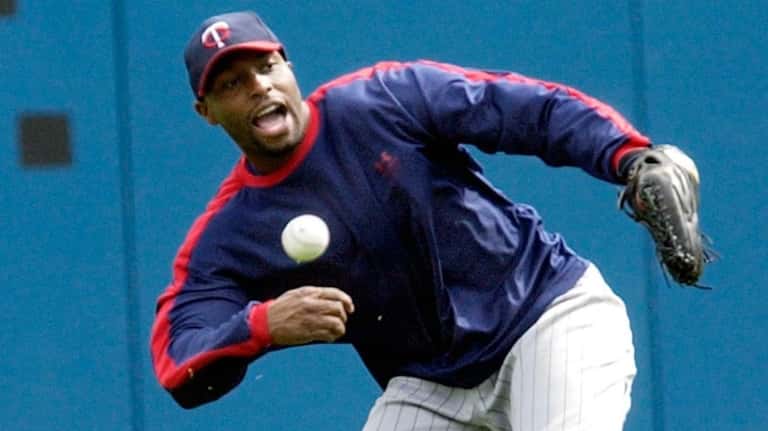 Minnesota Twins outfielder Torii Hunter throws during practice at Yankee...