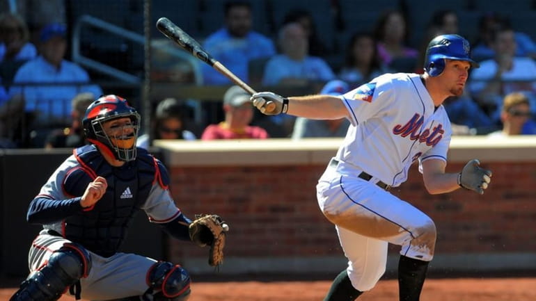 New York Mets first baseman Daniel Murphy (28) hits a...