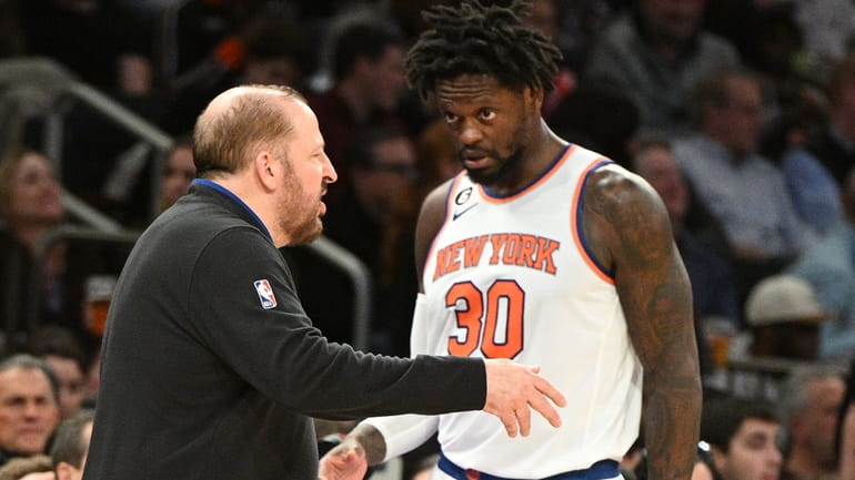 Knicks forward Julius Randle and head coach Tom Thibodeau talk...