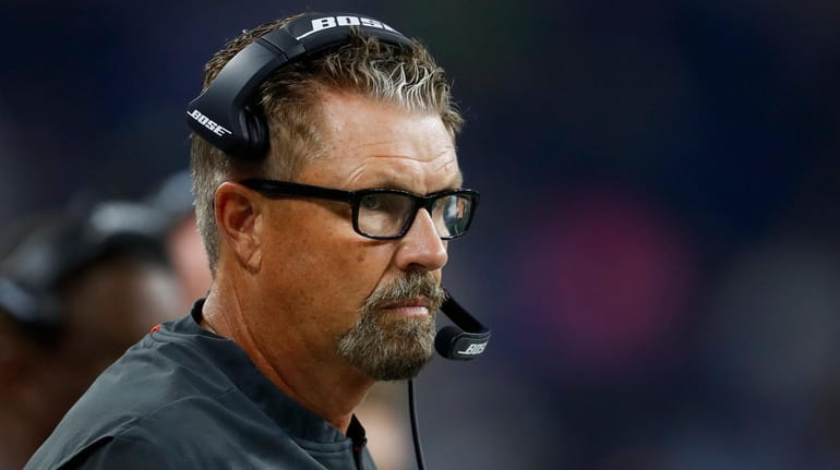 Browns defensive coordinator Gregg Williams watches during the first half...