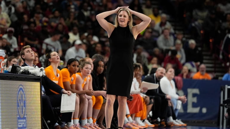 Tennessee head coach Kellie Harper reacts during the second half...