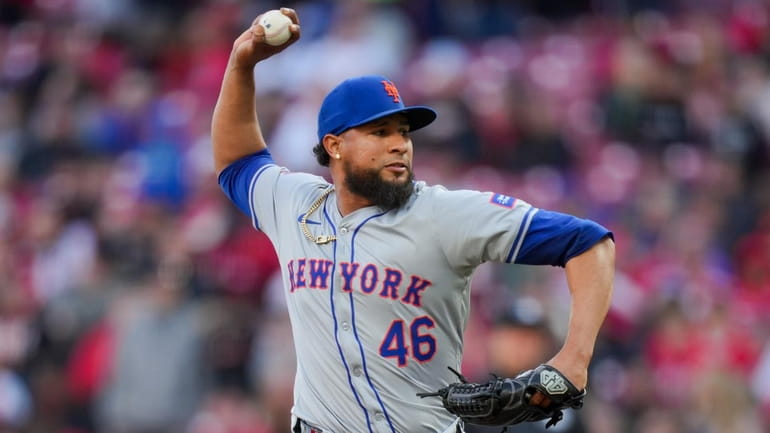 Yohan Ramírez of the Mets throws in the eighth inning...