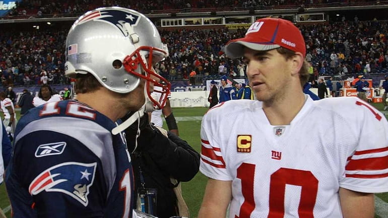 Tom Brady congratulates Eli Manning after a game. (Nov. 6,...