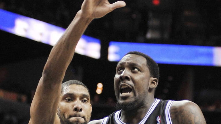 Andray Blatche, right, shoots ahead of San Antonio Spurs' Tim...