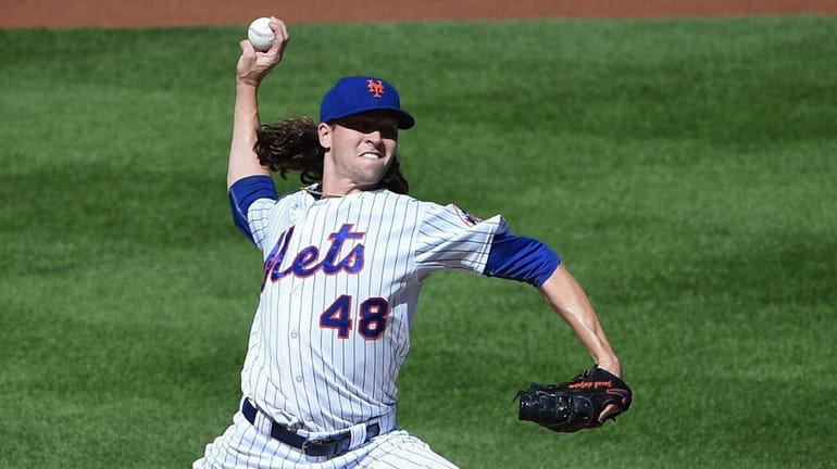 Mets starting pitcher Jacob deGrom delivers a pitch against the...