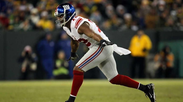 Osi Umenyiora celebrates after a tackle against the Green Bay...