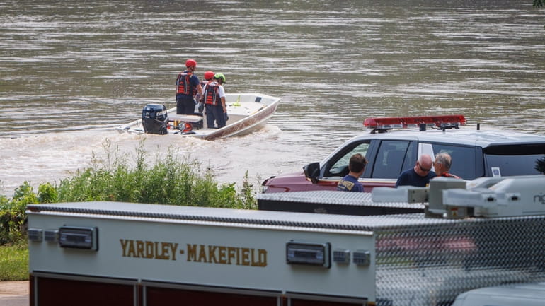 Yardley Makefield Marine Rescue leaving the Yardley Boat Ramp along...