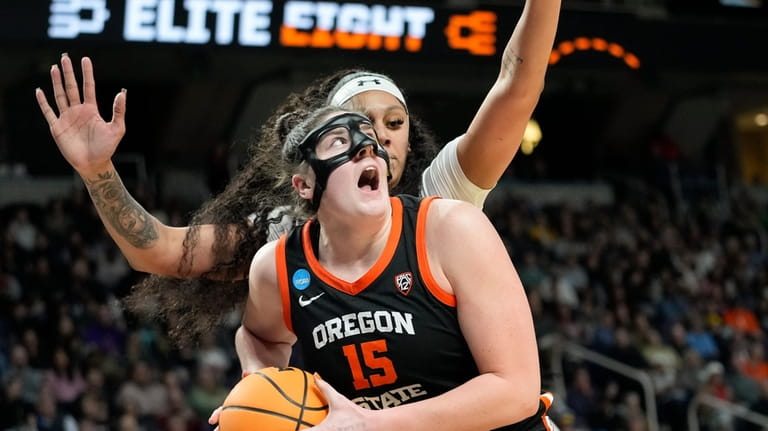 Oregon State forward Raegan Beers (15) goes up for a...
