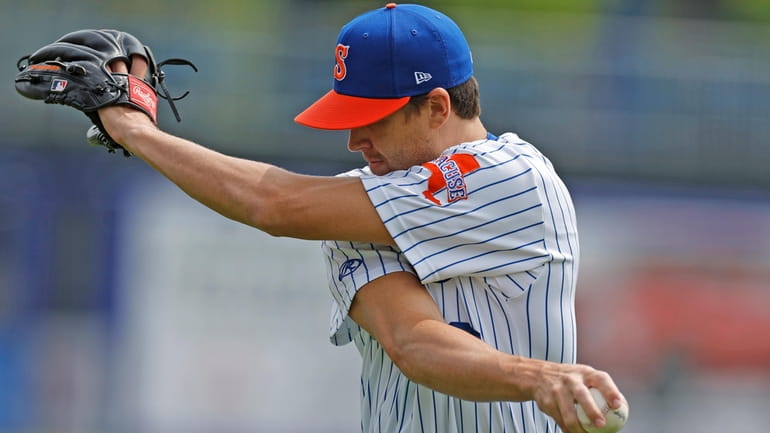 New York Mets' Jacob deGrom warms up before pitching for...