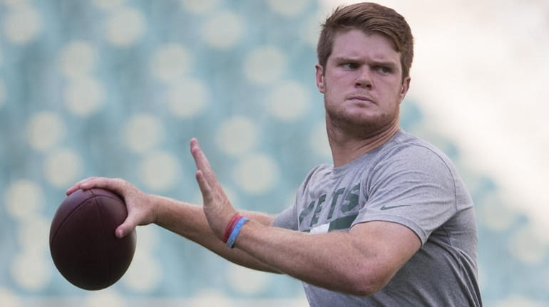 Jets quarterback Sam Darnold warms up before a preseason game against...