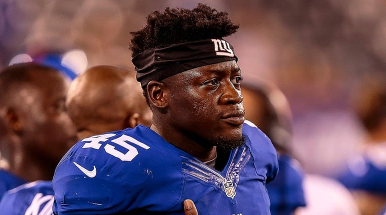 Will Tye of the Giants on the sidelines during a...