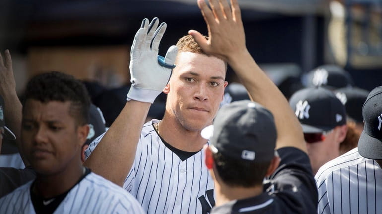 Aaron Judge gets high-fives in Yankees' dugout after hitting solo...
