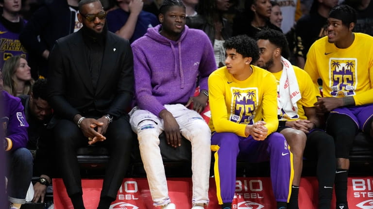 Los Angeles Lakers forward LeBron James, left, and center Mo...