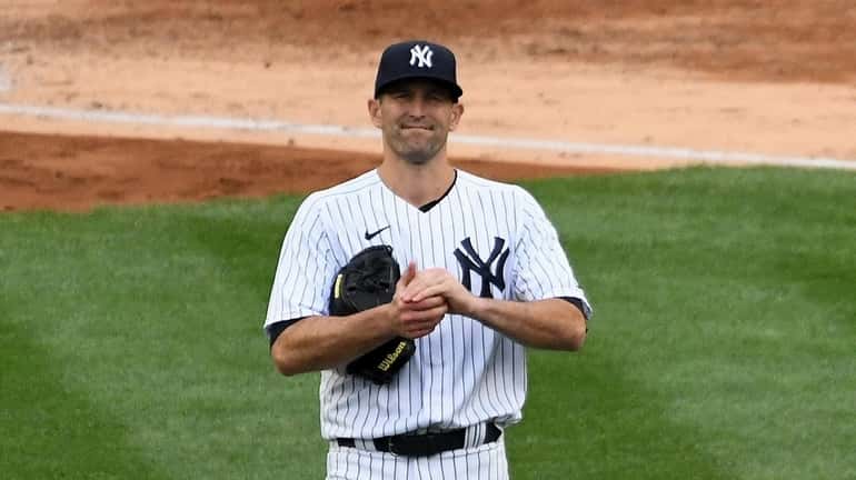 Yankees relief pitcher Darren O'Day reacts after giving up a...