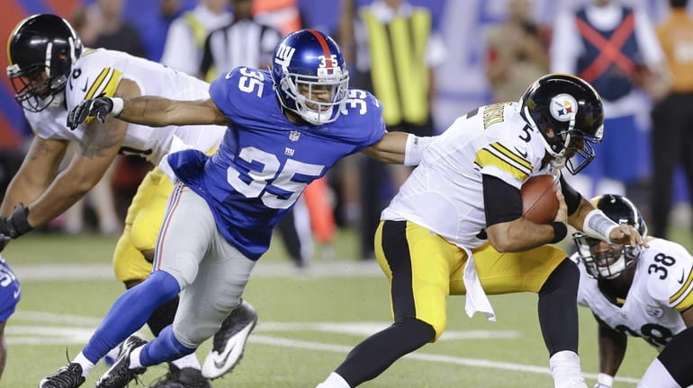 Giants free safety Quintin Demps reaches for Pittsburgh Steelers quarterback...